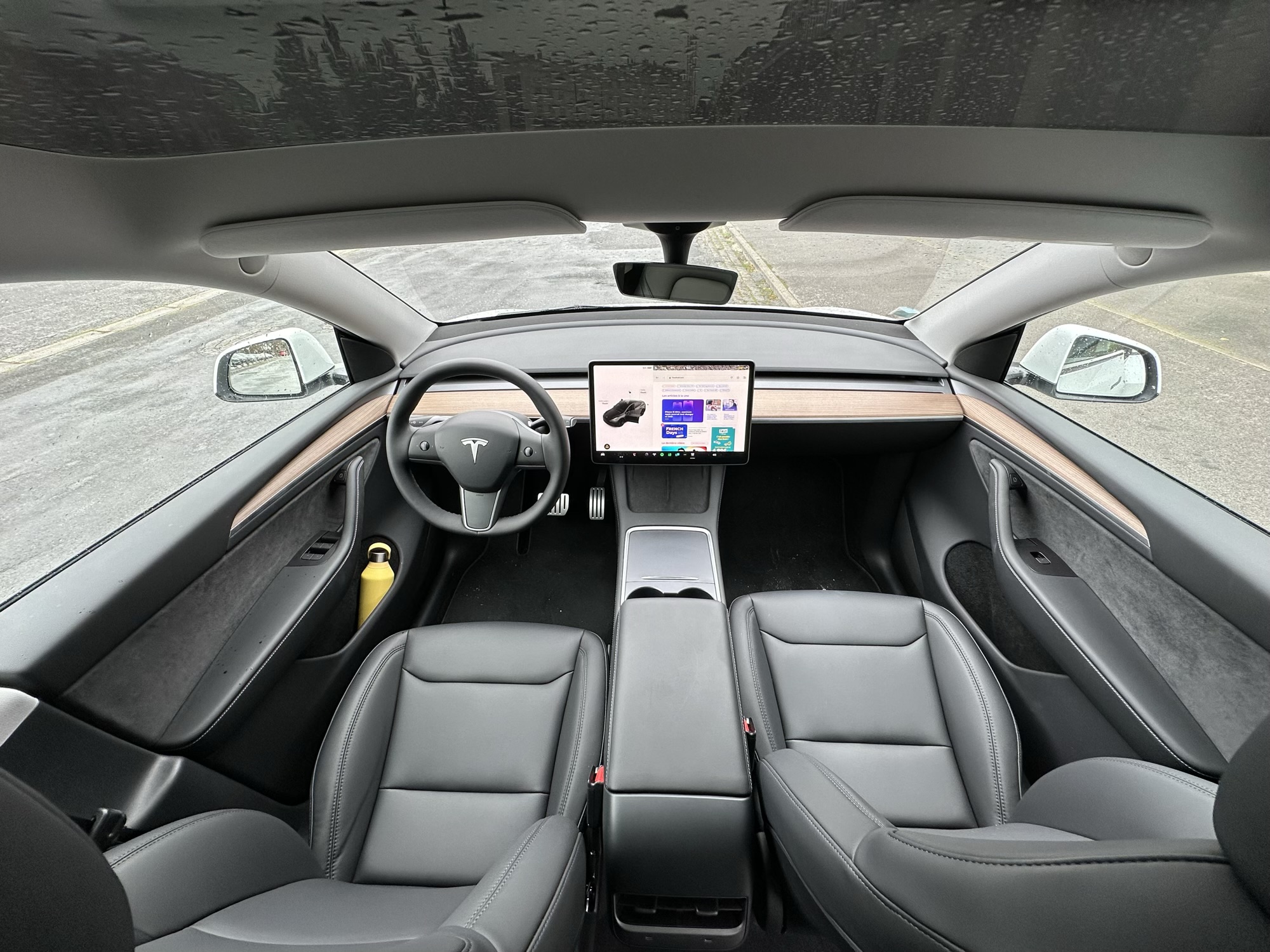 La mise à jour Tesla 2023.26 apporte enfin les phares à essuie-glace  automatique et la prise en charge de la manette de jeu DualSense de la PS5  -  News