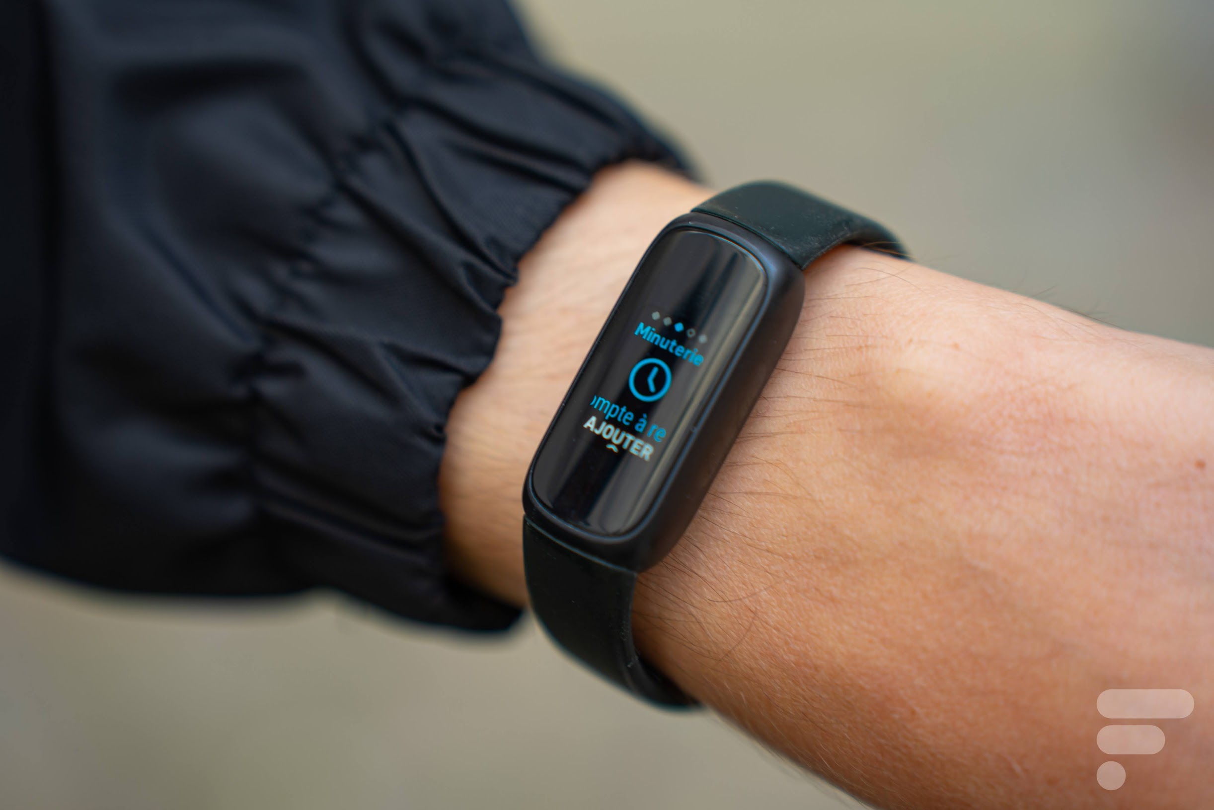 Test du nouveau bracelet connecté et orienté santé : le Fitbit Luxe -  Buzz-esanté