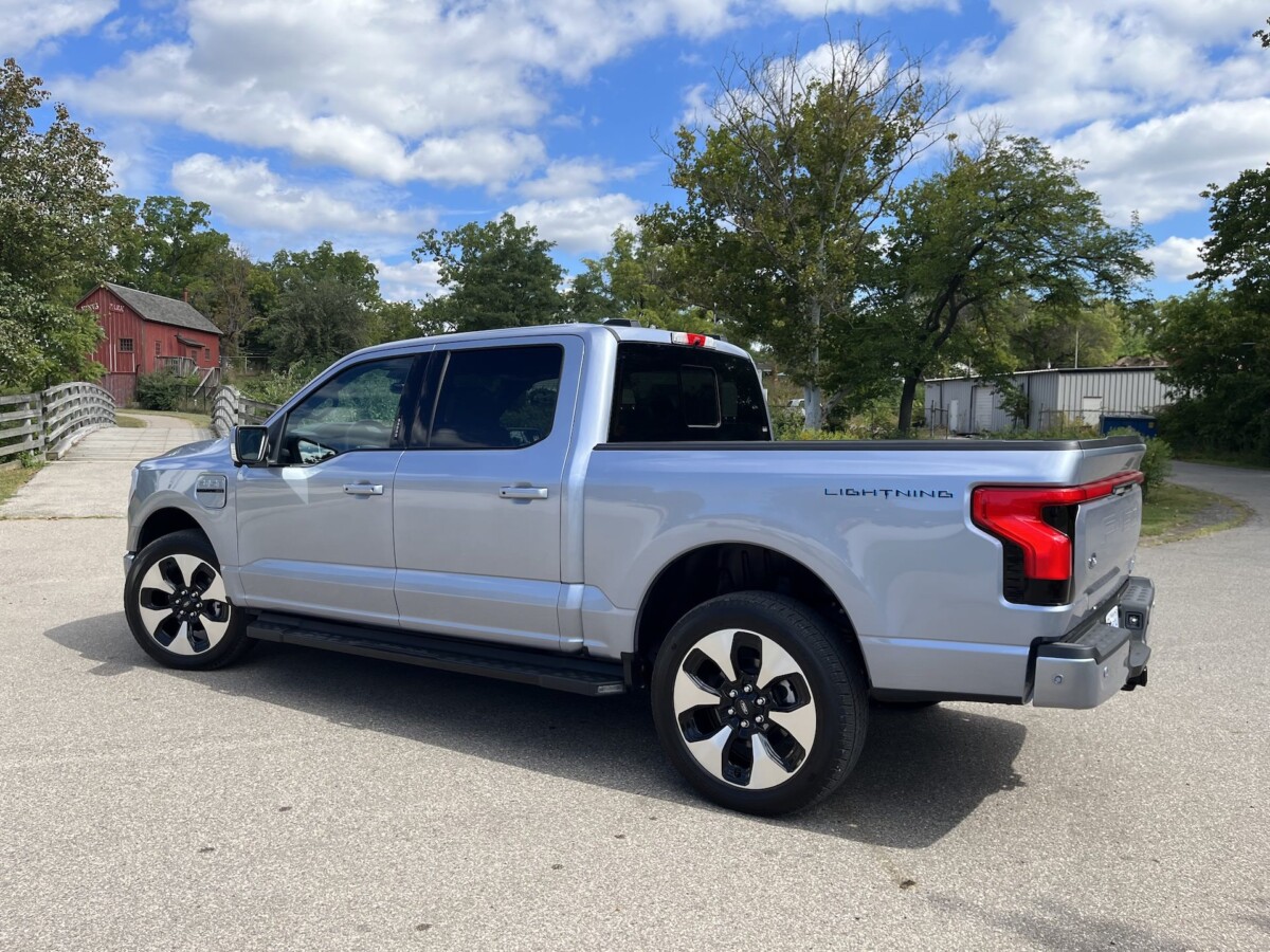 We tried the Ford F-150 Lightning: the American legend goes electric ...