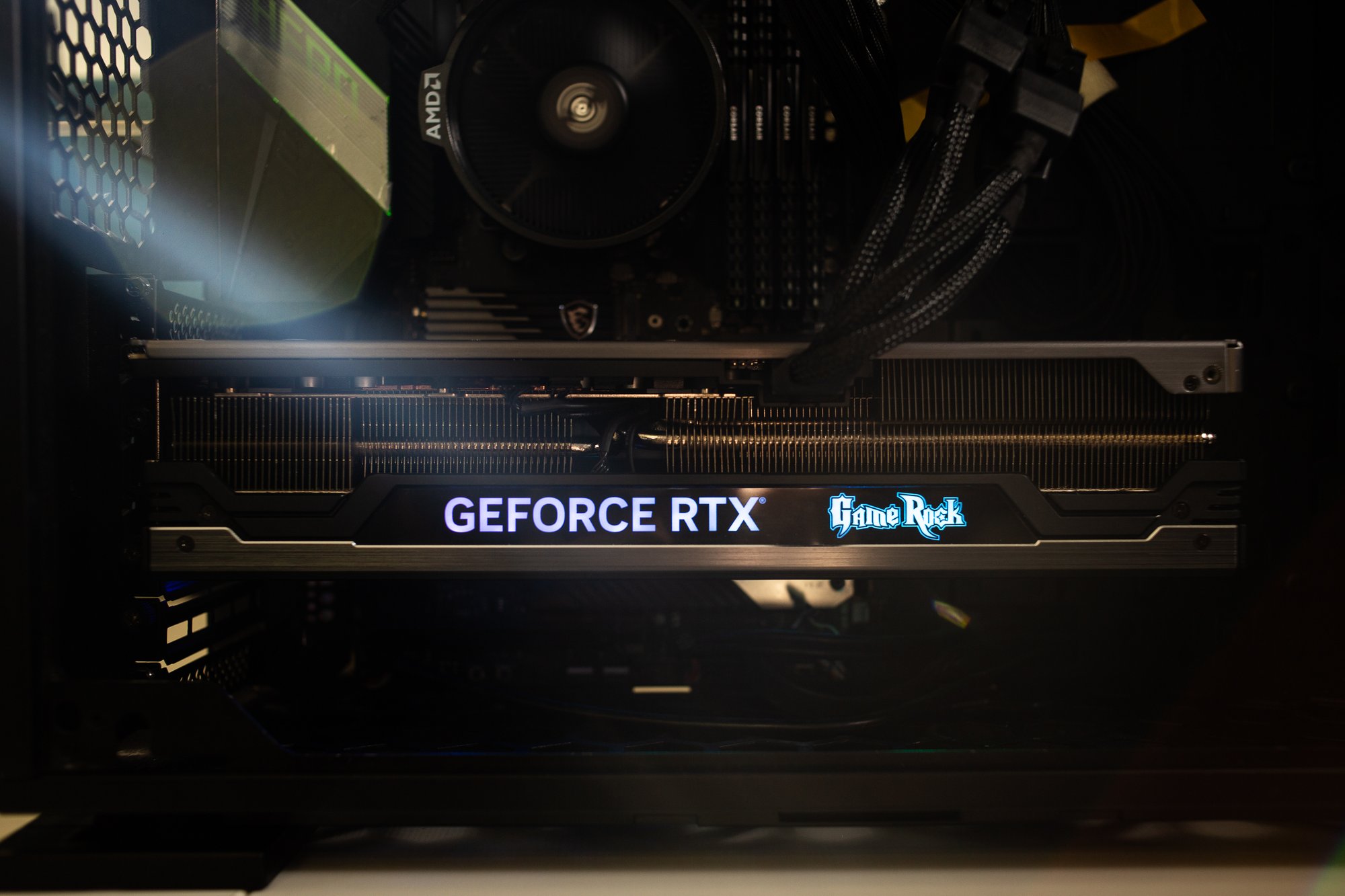 Cette GeForce RTX 4090 au design unique est enfin disponible à la