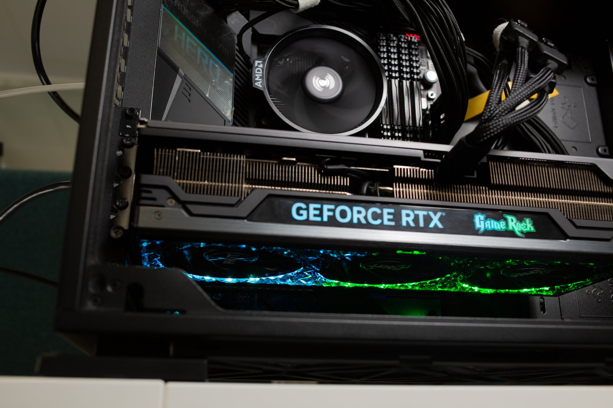 Cette GeForce RTX 4090 au design unique est enfin disponible à la
