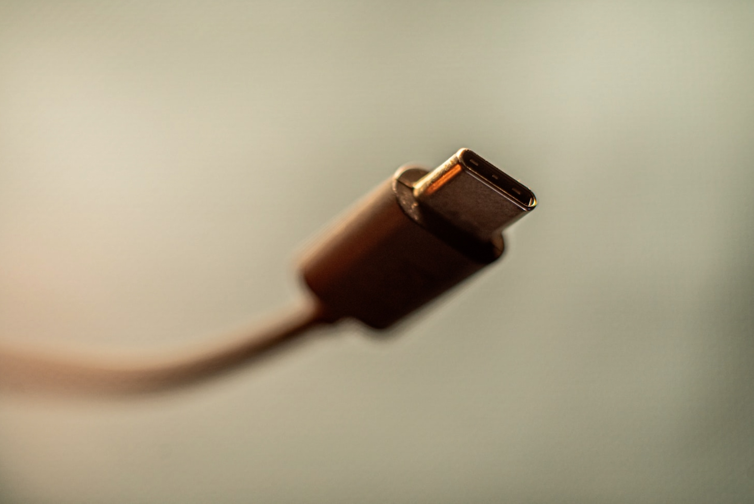 iPhone 15: sans surprise, Apple fait payer au prix cher l'USB-C pour ses  connectiques
