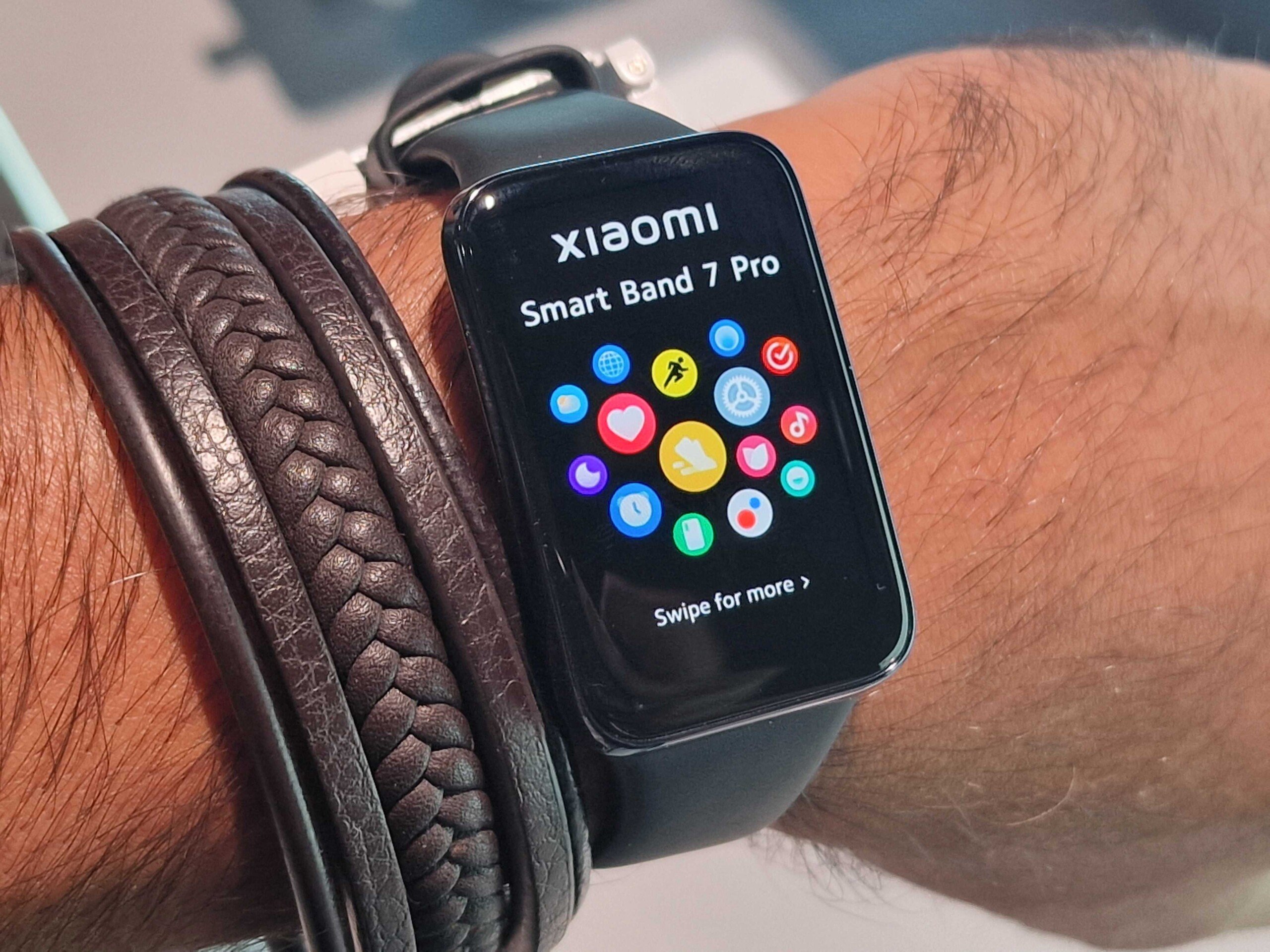 On a essayé le Xiaomi Smart Band 7 Pro : le bracelet qui se prend pour une  montre