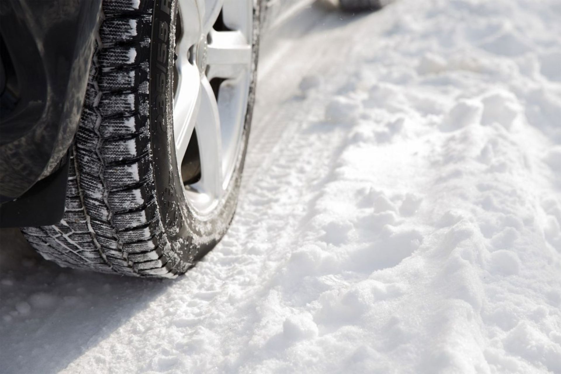 Les pneus hiver restent plus efficaces que des pneus été avec chaînes à  neige