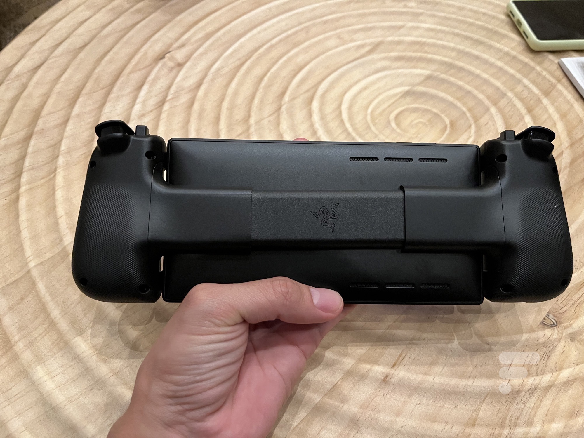 Prise en main de la Razer Edge 5G : à qui s'adresse la console de jeu  portable sous Android ?