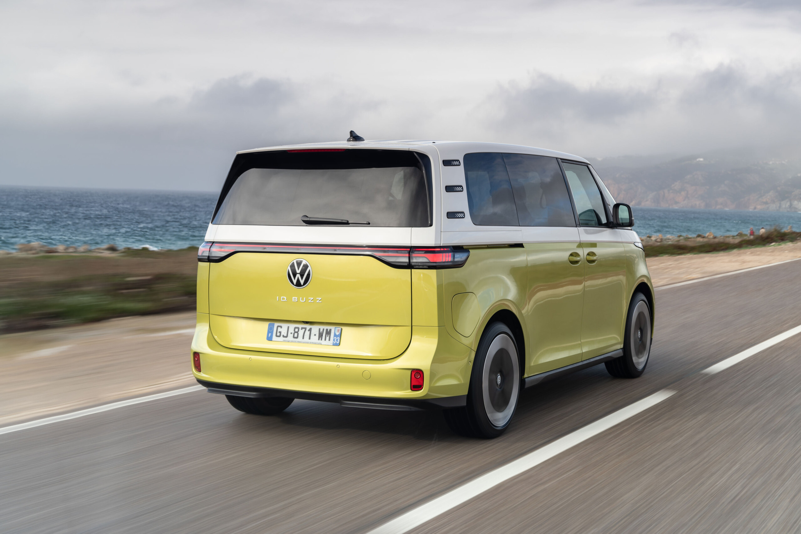 VW ID. Buzz : le Combi électrique 8 000 € moins cher en France qu'en  Allemagne