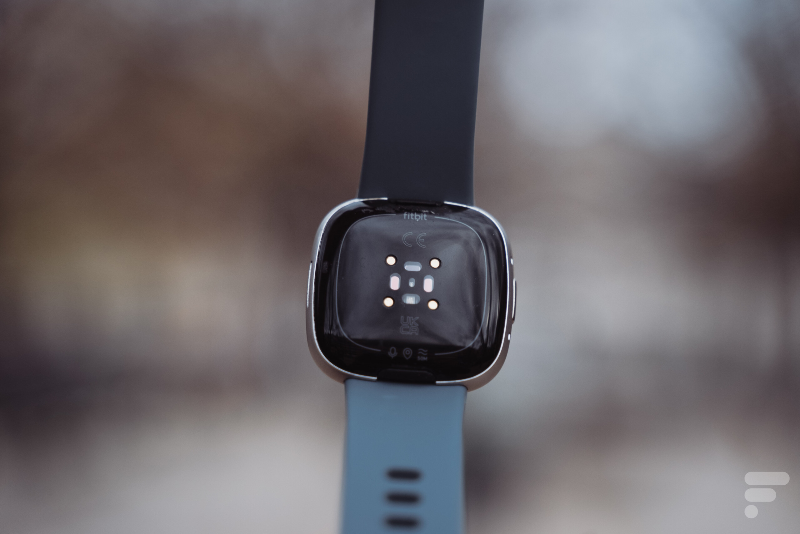 Test Fitbit Versa 4 : la montre de fitness évolue timidement - Les