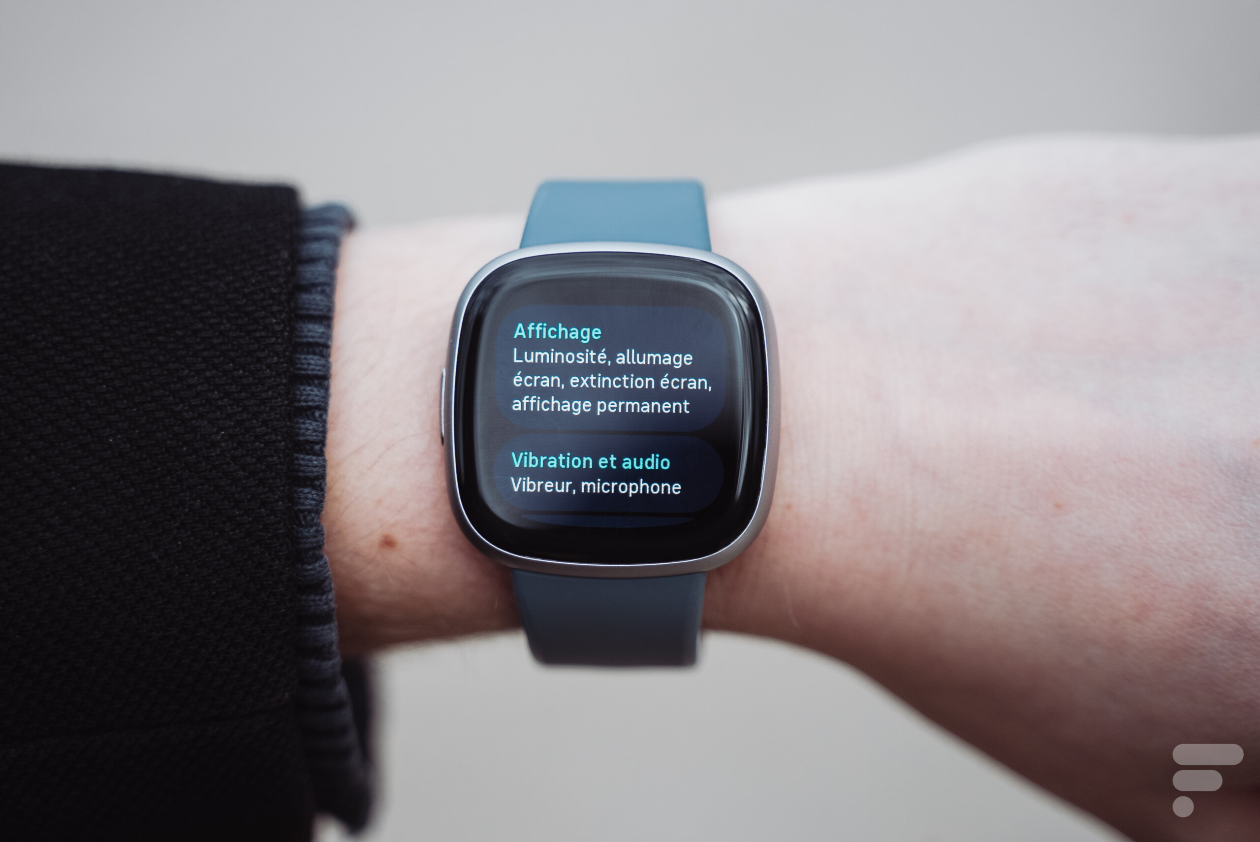 Test de la Fitbit Versa 4: Pas une smartwatch digne de ce nom