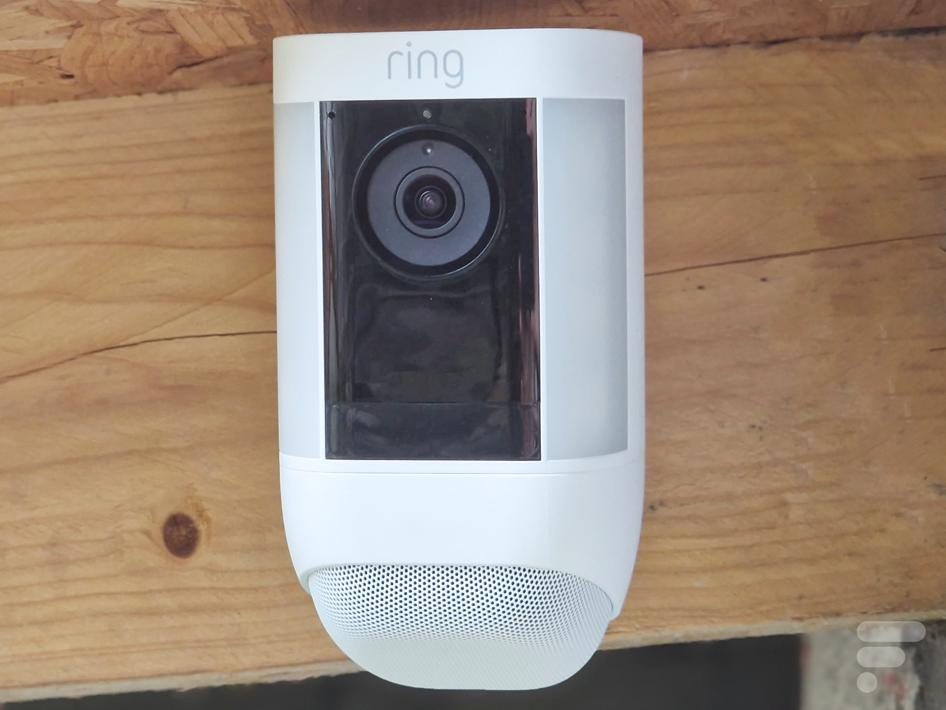 Test Caméra de surveillance Ring Spotlight Cam Battery : une belle qualité  d'image - Les Numériques