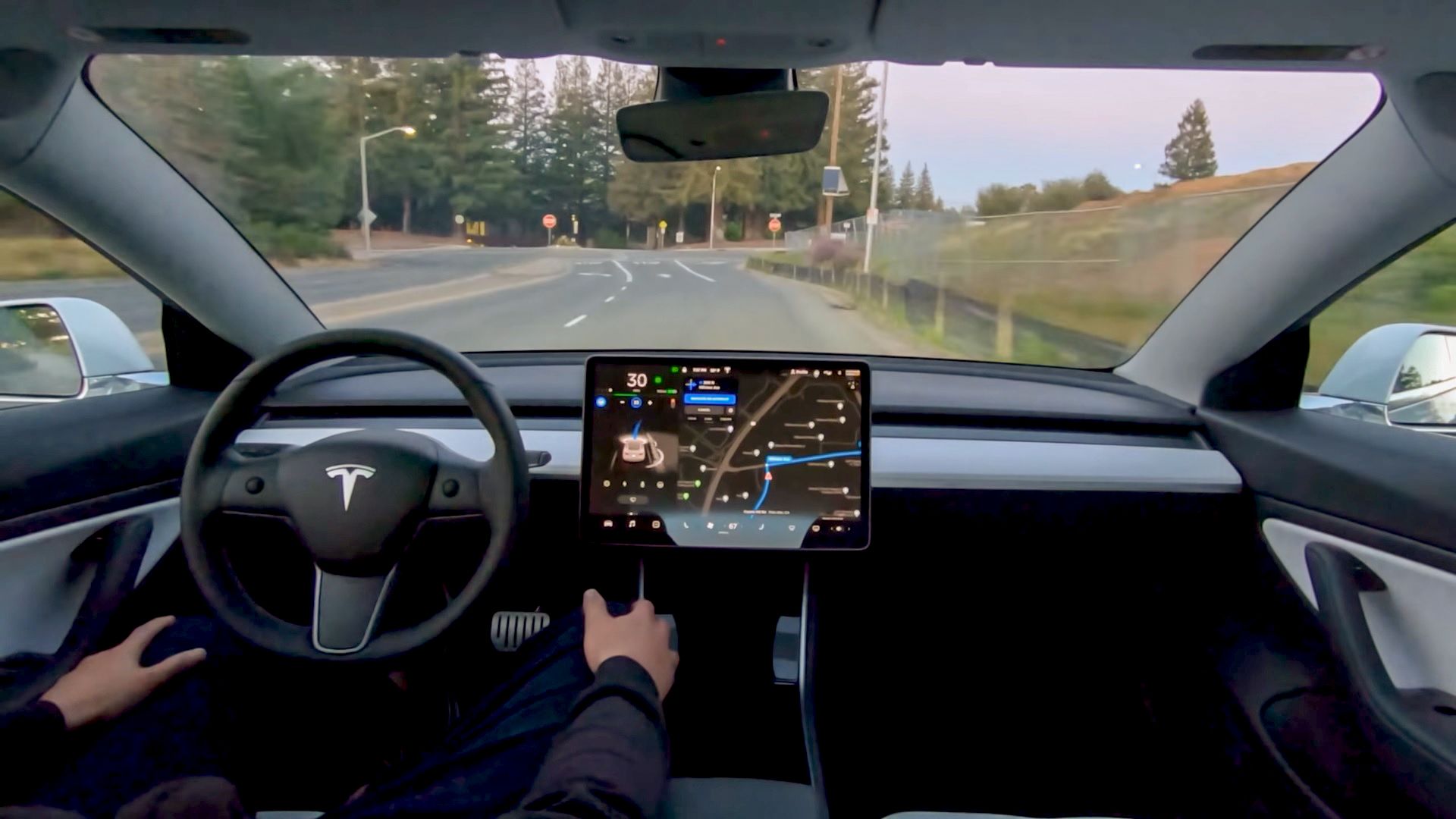 Pour réduire les abus avec l'Autopilot, Tesla active la caméra intérieure  de ses voitures - Numerama