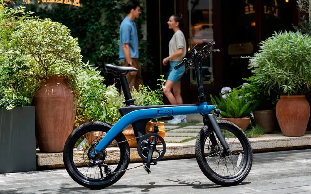 Ce vélo électrique pliable allie carbone et grosse autonomie pour séduire son public