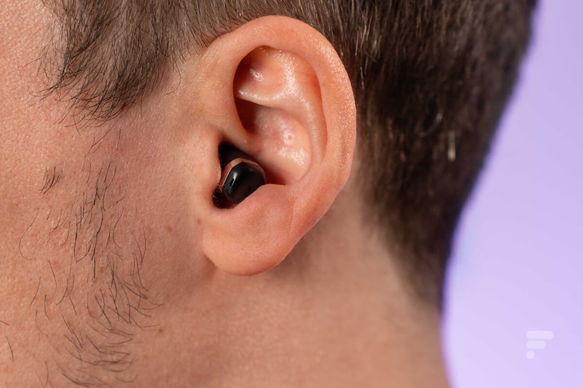 Les écouteurs de la Huawei Watch Buds aux oreilles