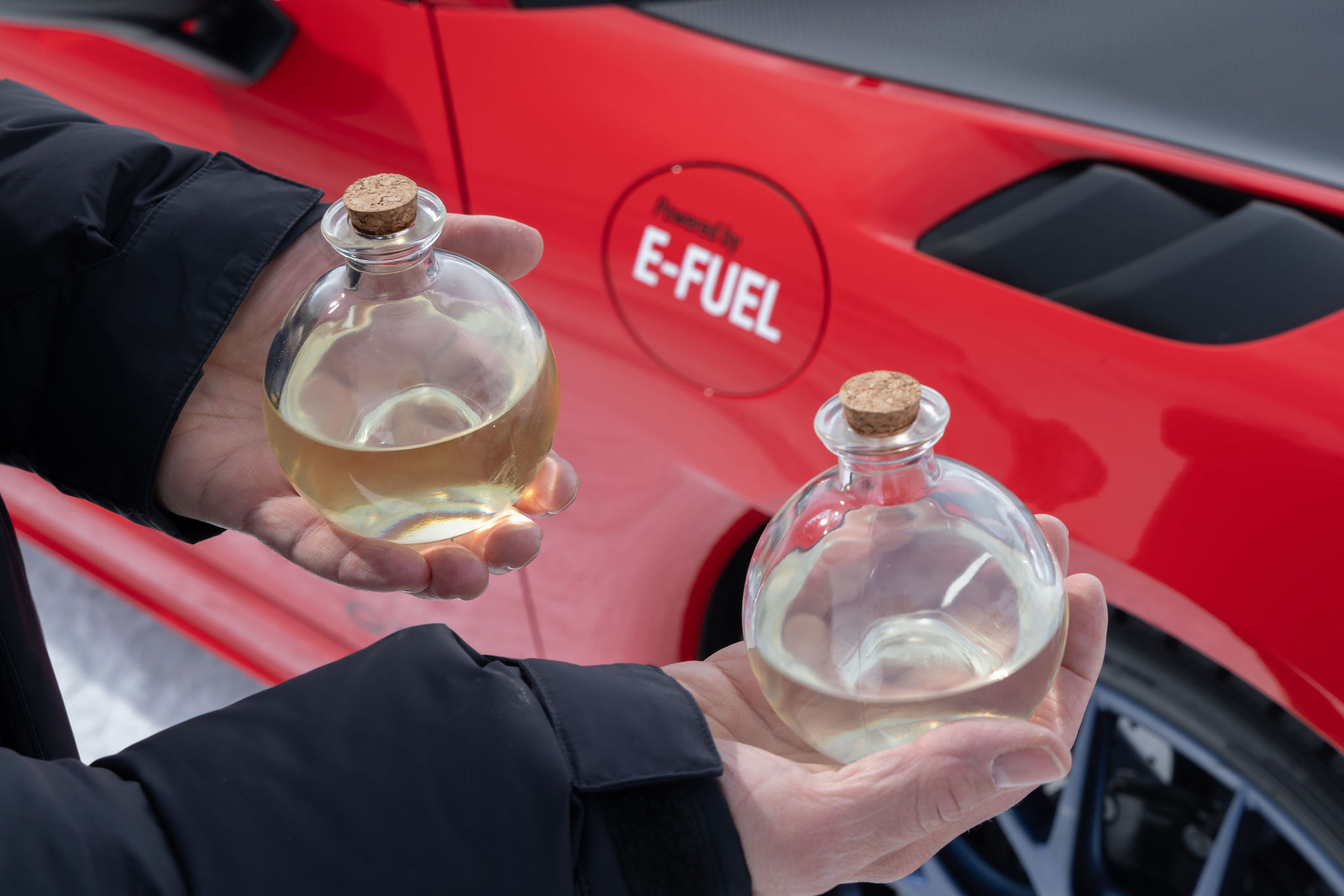 On the left, unleaded 98, on the right, e-fuel // Source: Tibo for Porsche France / Aroged