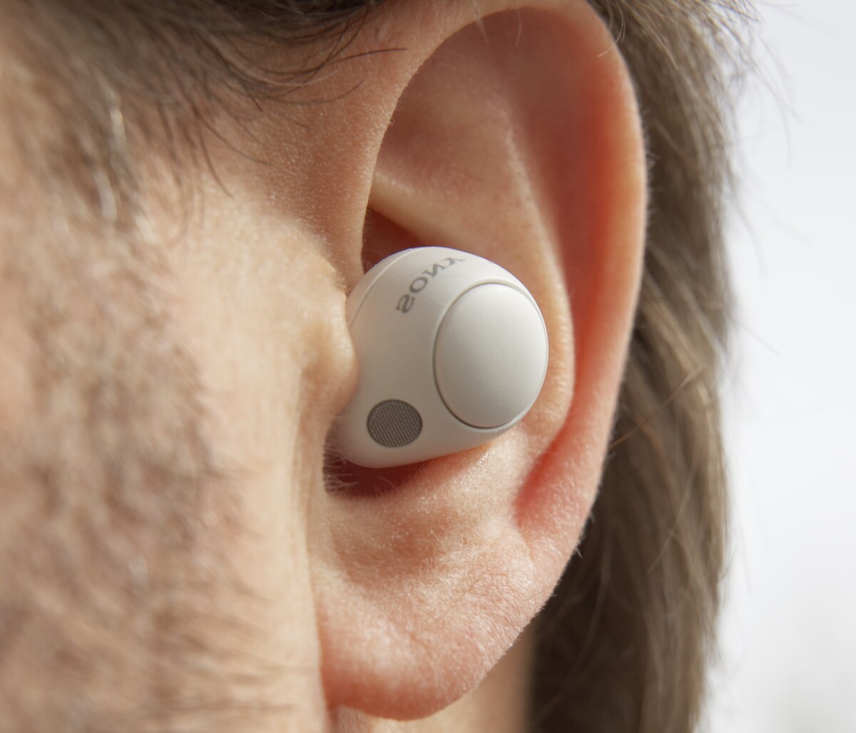 Les écouteurs Sony WF-C700N dans une oreille