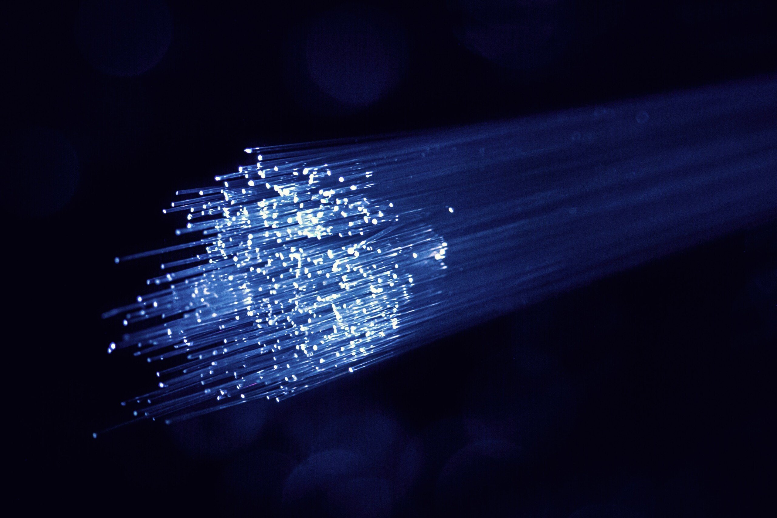 1 604 300 Gbit/s : la fibre optique bat tous les records et dépasse la