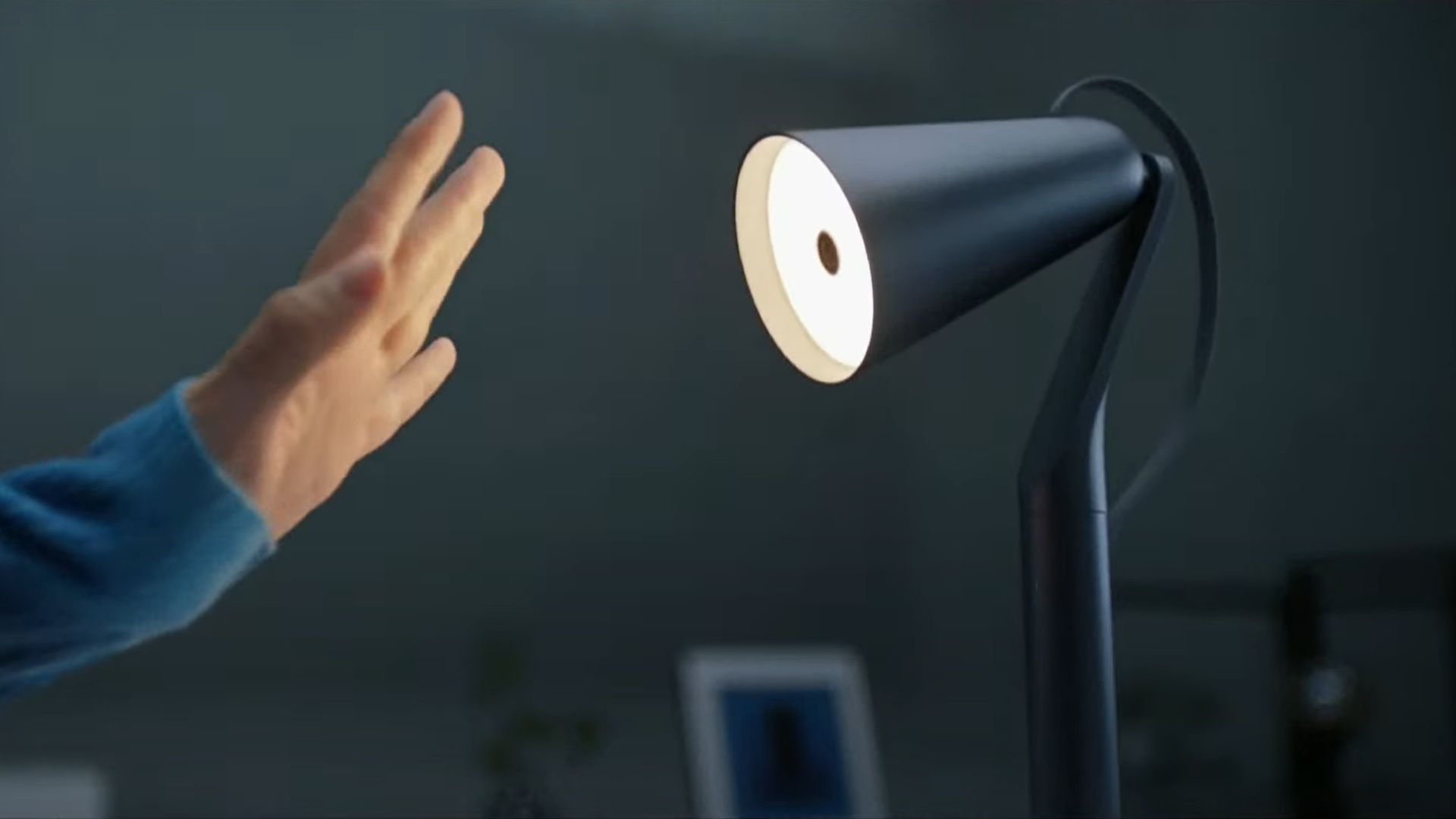 Cette lampe Xiaomi se prend pour la lampe Pixar : caressez-la pour la faire  bouger