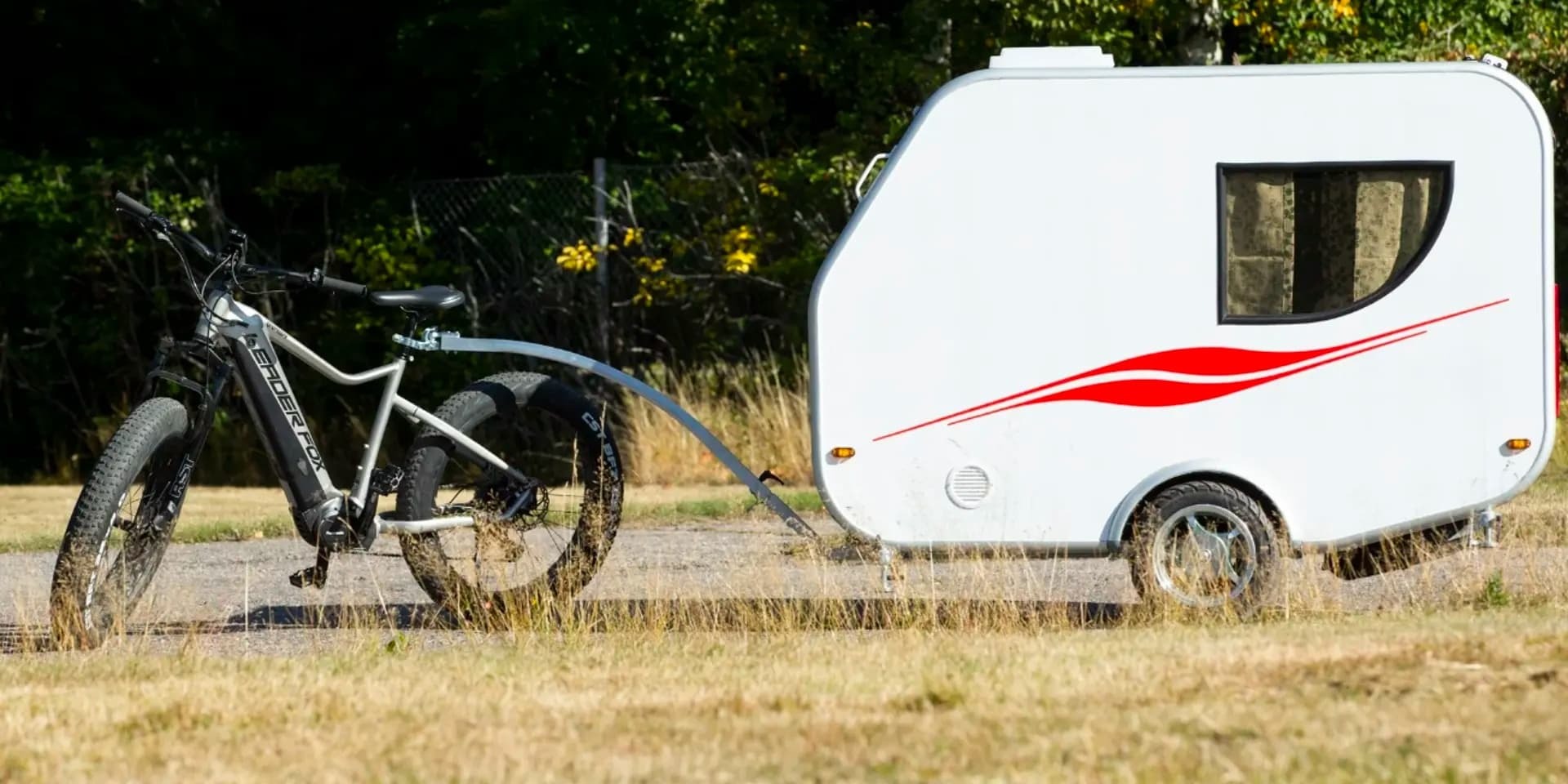 L'alliée parfaite pour les voyages en vélo électrique ? Cette minuscule  caravane est pleine de surprises