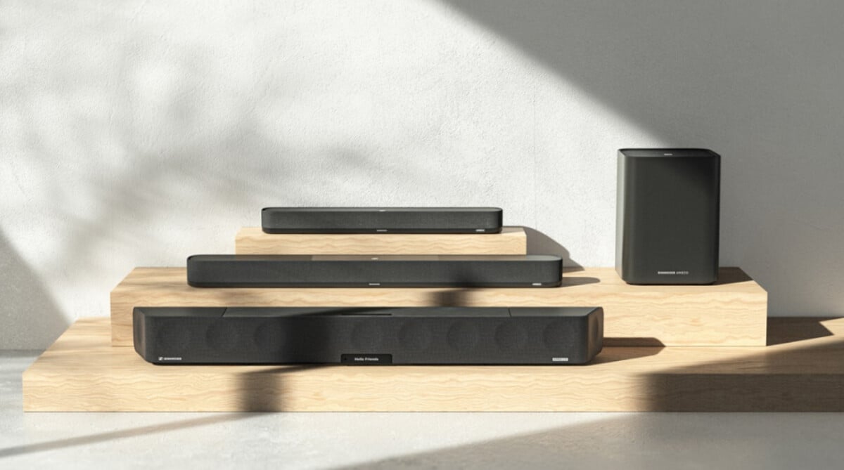 De bas en haut : l'Ambeo Soundbar Max, l'Ambeo Soundbar Plus et l'Ambeo Soundbar Mini