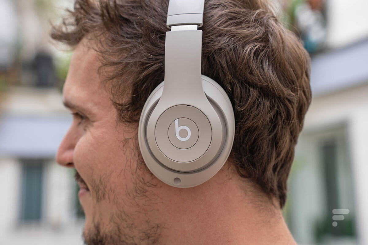 Le Beats Studio Pro sur les oreilles
