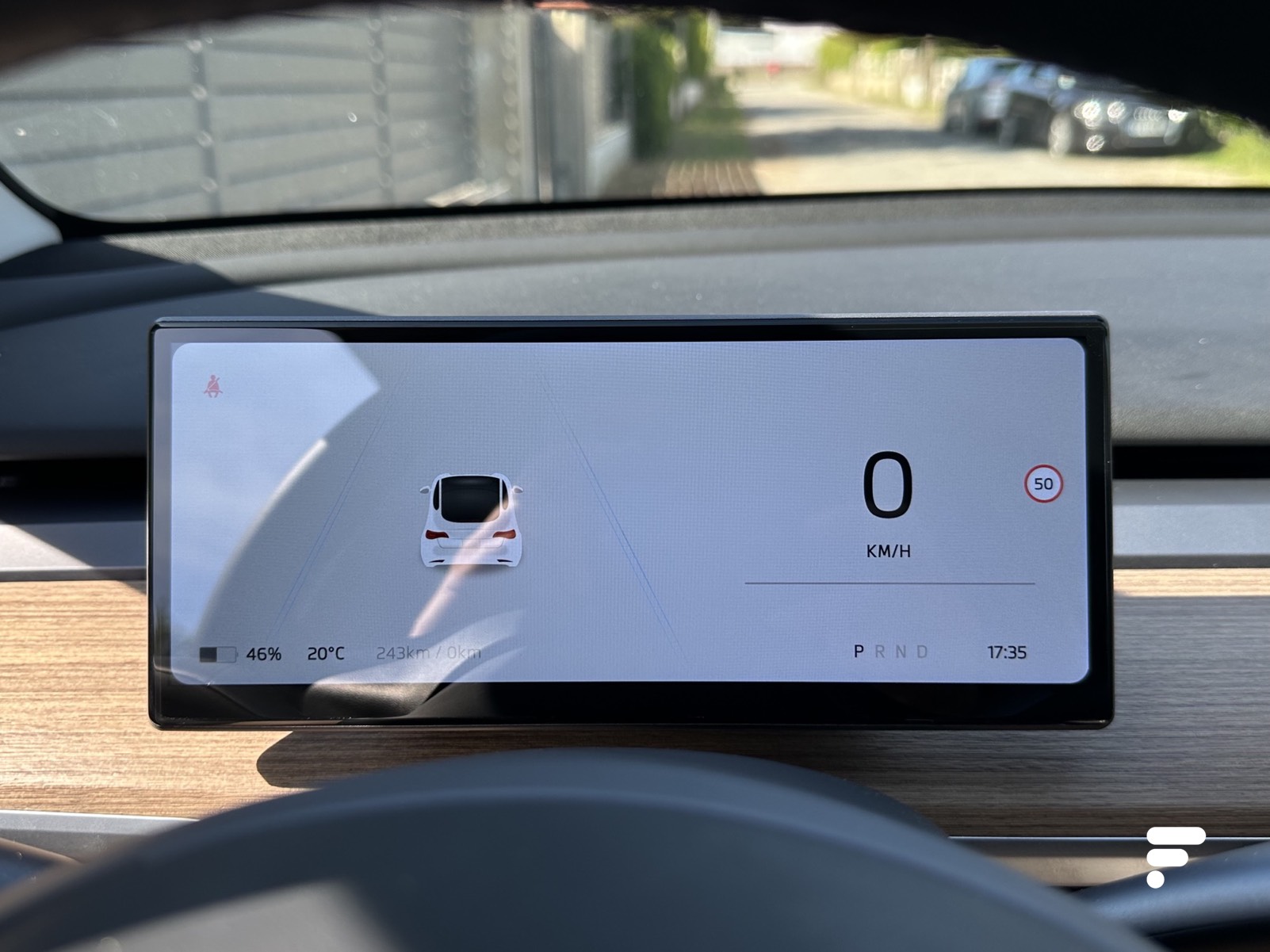 Comment changer de vitesse sur la nouvelle Tesla Model 3 si l'écran tombe  en panne ? - Rouleur Electrique