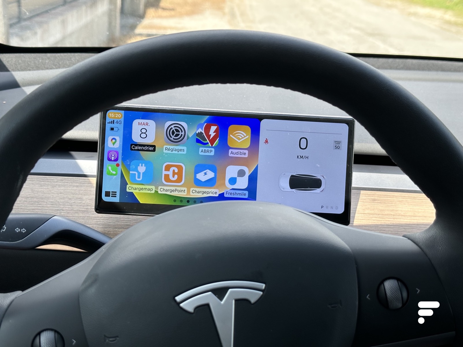 Comment fonctionne l'écran de la Tesla Model 3? 