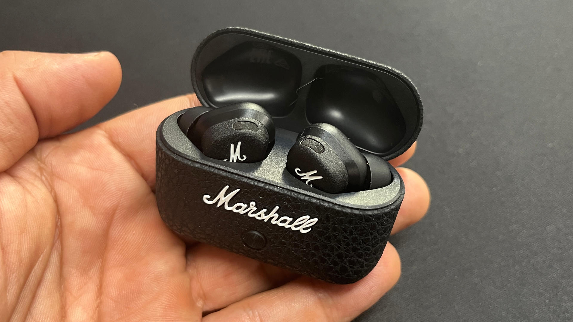 Prise en main des écouteurs Marshall Motif II à réduction de bruit :  efficaces et élégants