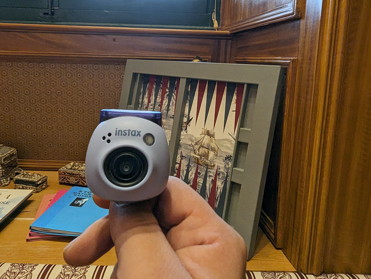 Instax Pal : un appareil photo de la taille d'une balle de ping pong