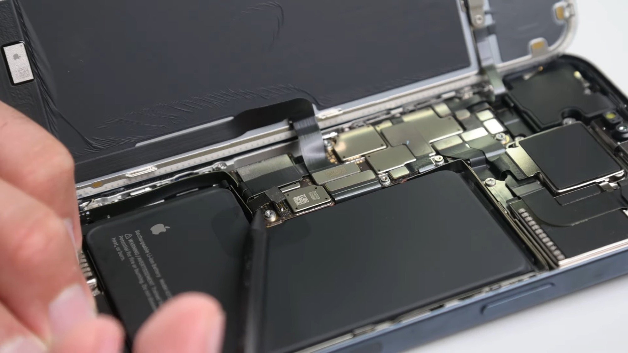 Ce que le démontage de l'iPhone 15 Pro par iFixit nous apprend : de bonnes et de mauvaises nouvelles