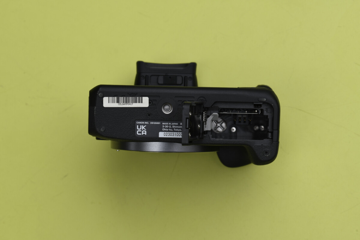 Le tiroir pour batterie et carte SD du Canon EOS R100