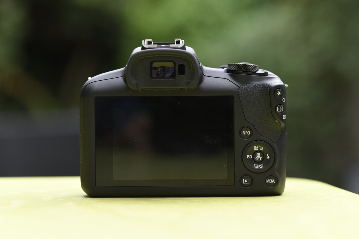 L'écran fixe et non tactile du Canon EOS R100