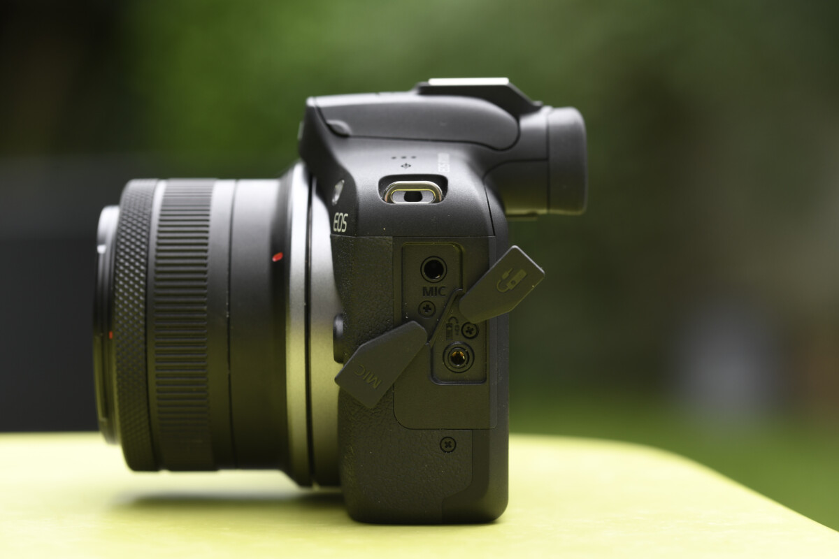 La prise micro du Canon EOS R100