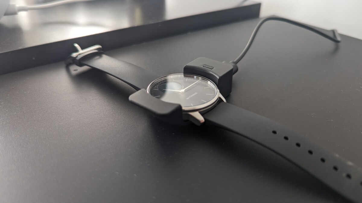 Montre connectée withings scanwatch light en charge