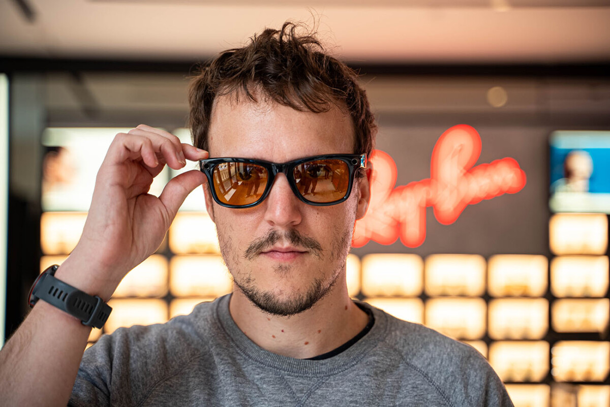 Recording photos or videos is done by pressing the Ray-Ban Meta