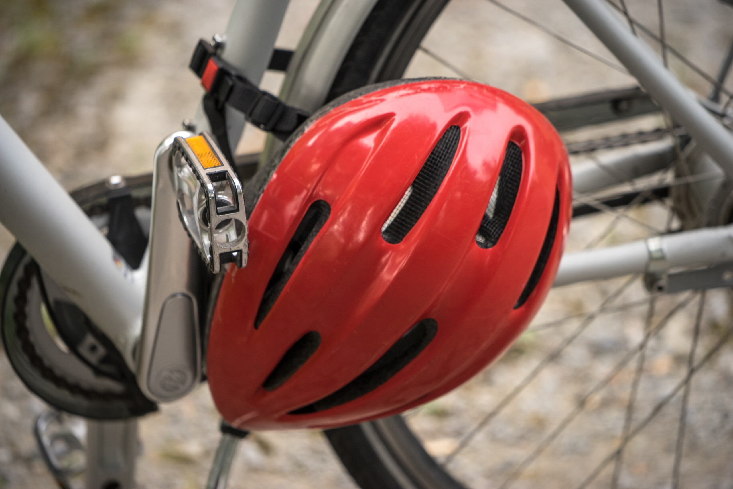 Vélo avec petite roue et casque