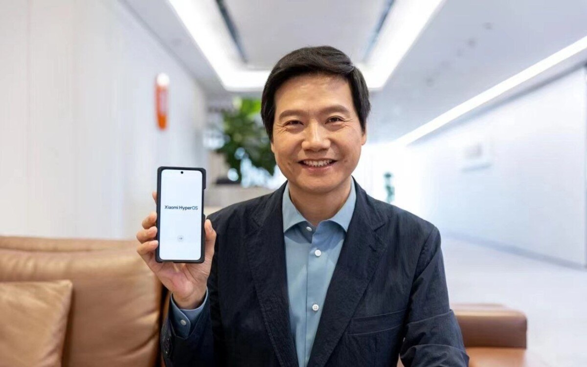 Une photo du fondateur de Xiaomi tenant un smartphone sous HyperOS