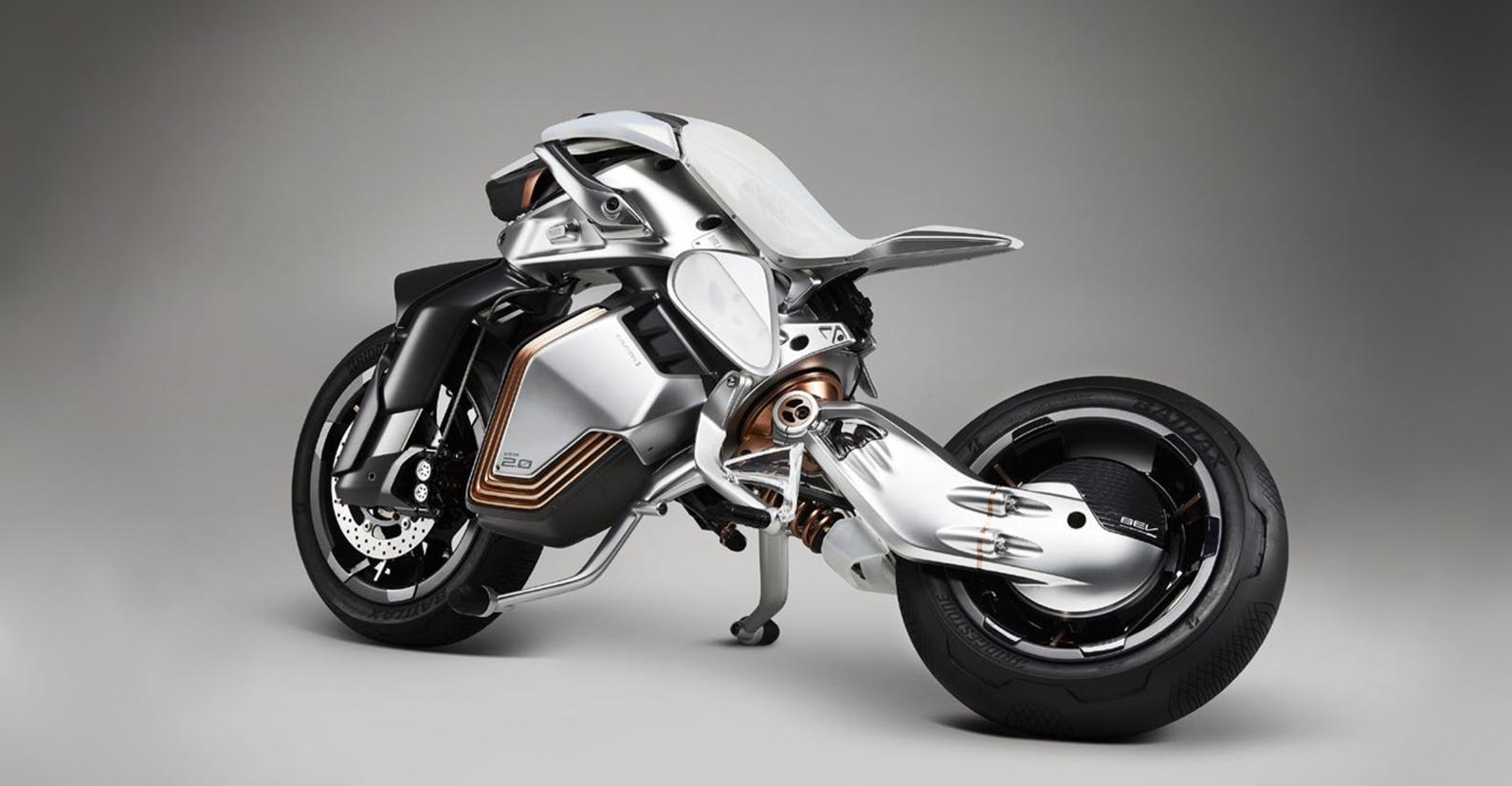 Yamaha dégaine une moto électrique désarticulée, sans guidon et boostée à  l'IA