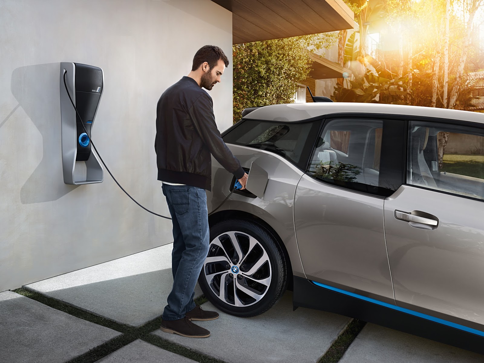 Recharger une voiture électrique sur une prise électrique domestique peut  faire perdre jusqu'à 30 % d'énergie