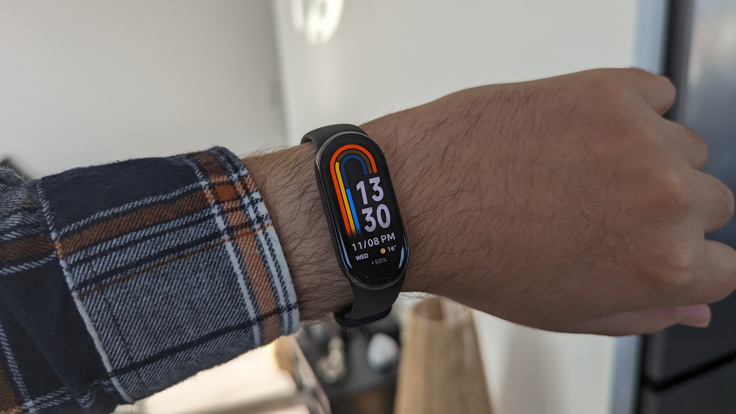Xiaomi lance le Band 8 Pro, un bracelet qui gomme les frontières avec les  montres connectées