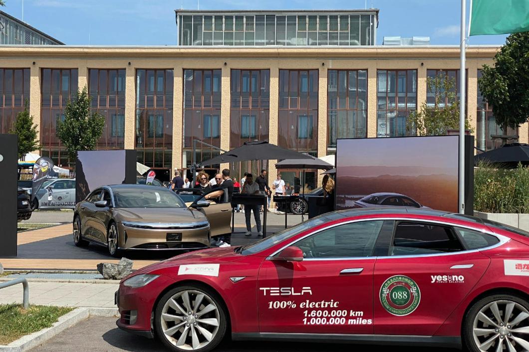 Une voiture Tesla à 1,4 million d'euros, grosse frayeur pour un Allemand -  Courrier picard