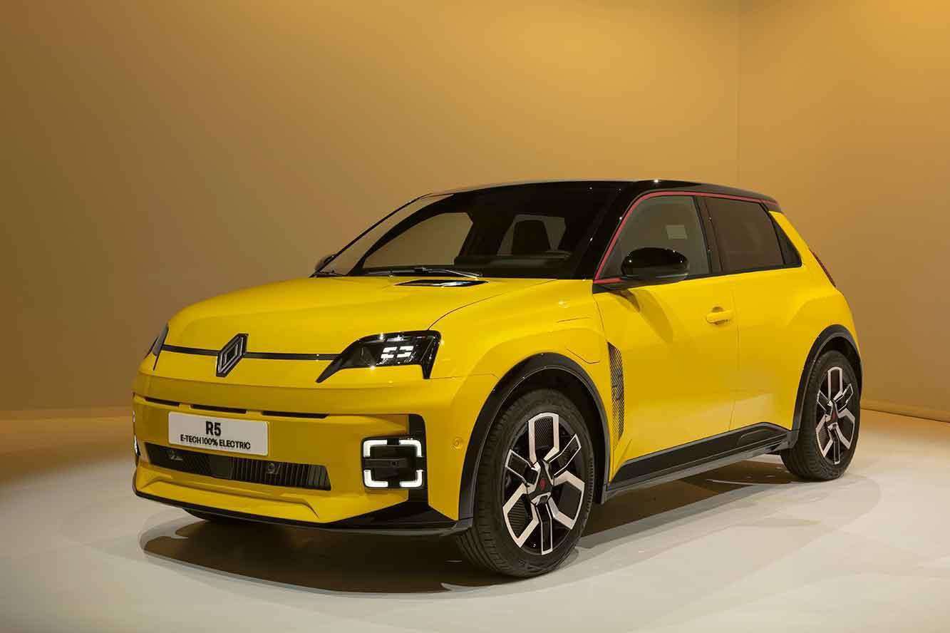 L'auto elettrica Renault 5 si presenta in anticipo sui tempi: eccola nelle immagini