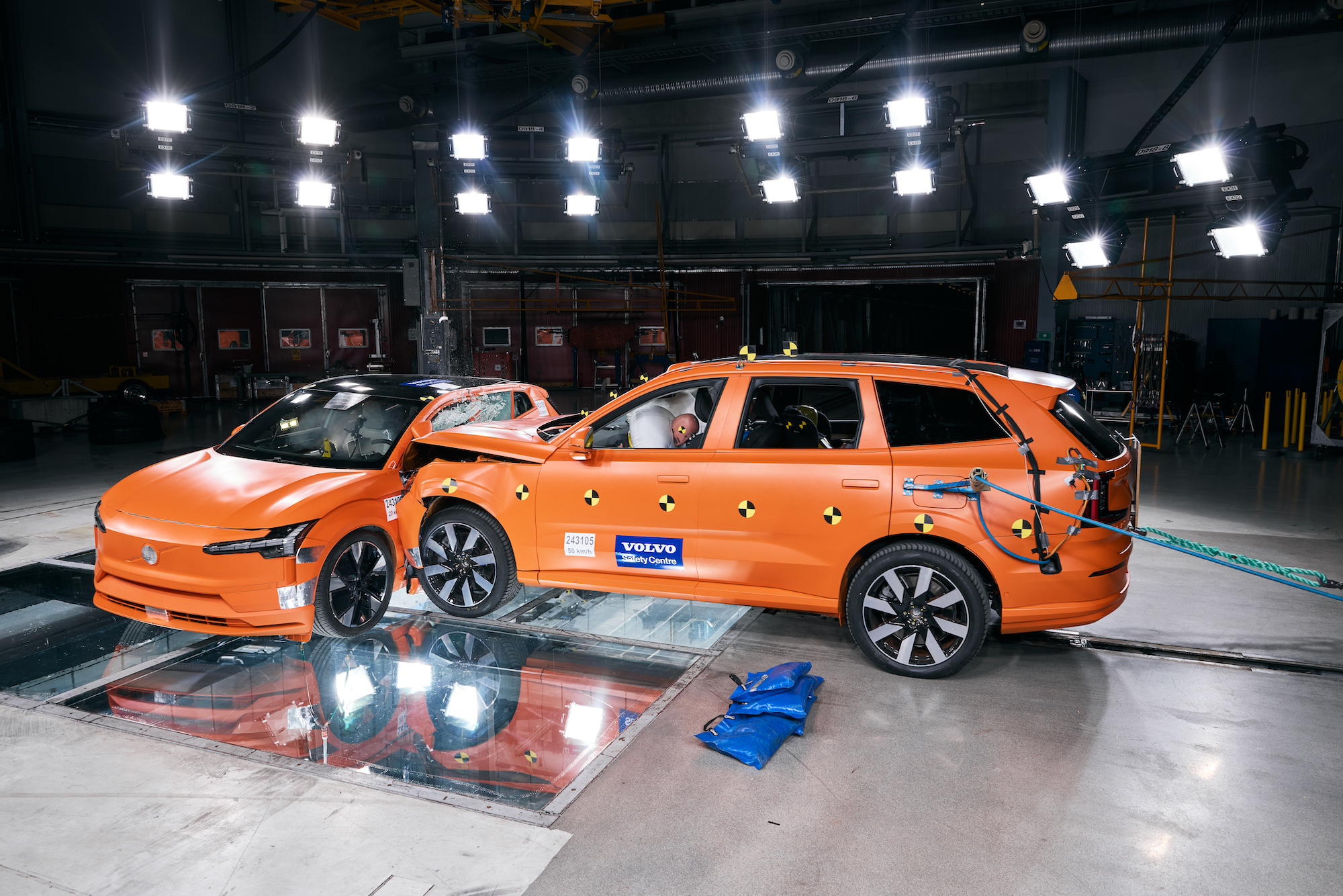 On a vu un crash-test entre deux voitures électriques Volvo : sont-elles aussi sûres qu’une thermique ?