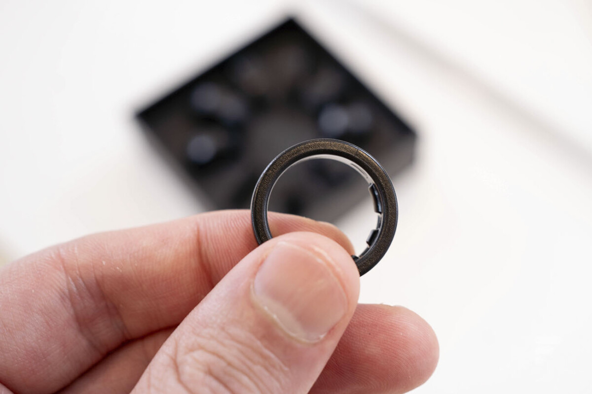 Une Galaxy Ring en plastique pour essayer les tailles