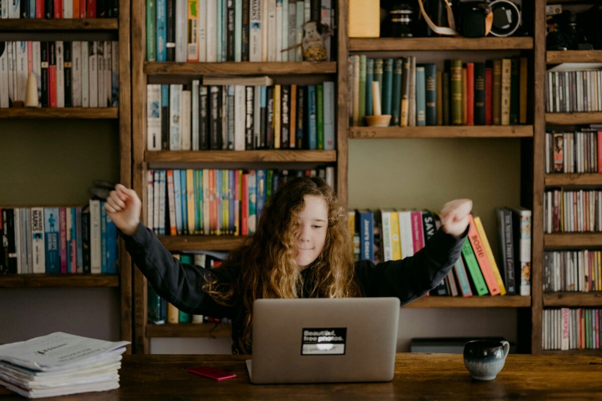 Un enfant devant un ordinateur portable