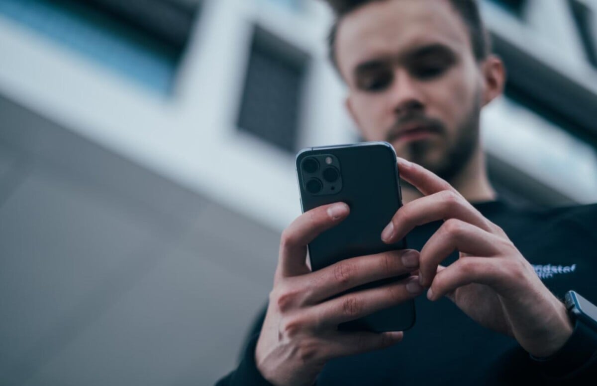 Non, les ondes de votre smartphone ne provoqueraient pas de cancer du cerveau selon l'OMS. (1/1)