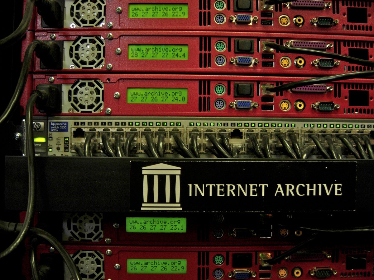 Des racks de serveurs frappés du logo internet Archive