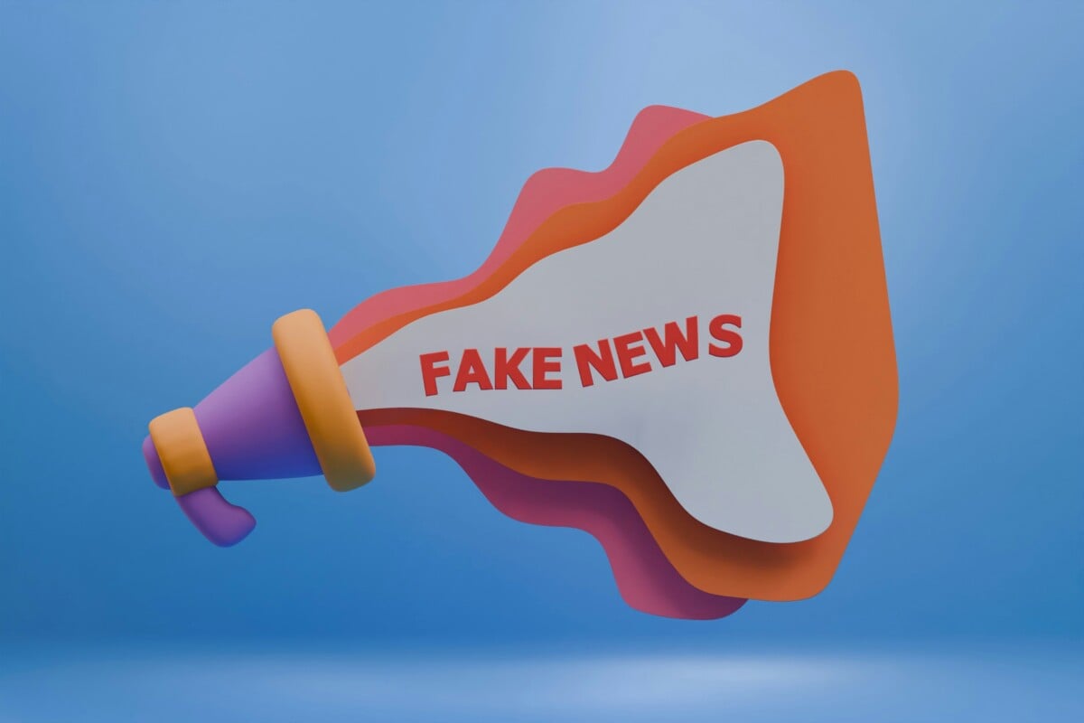 Illustration d'un mégaphone criant "fake news"