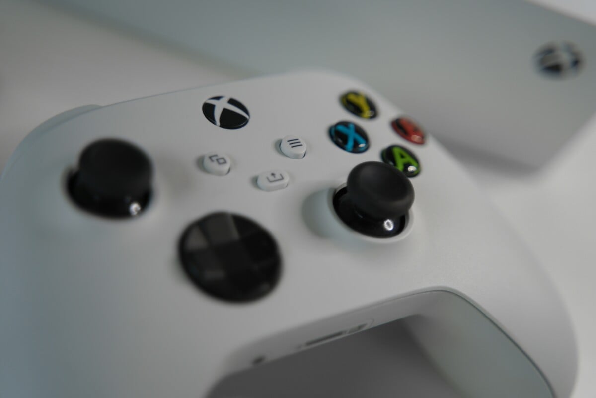 Une manette de Xbox Series S, blanche