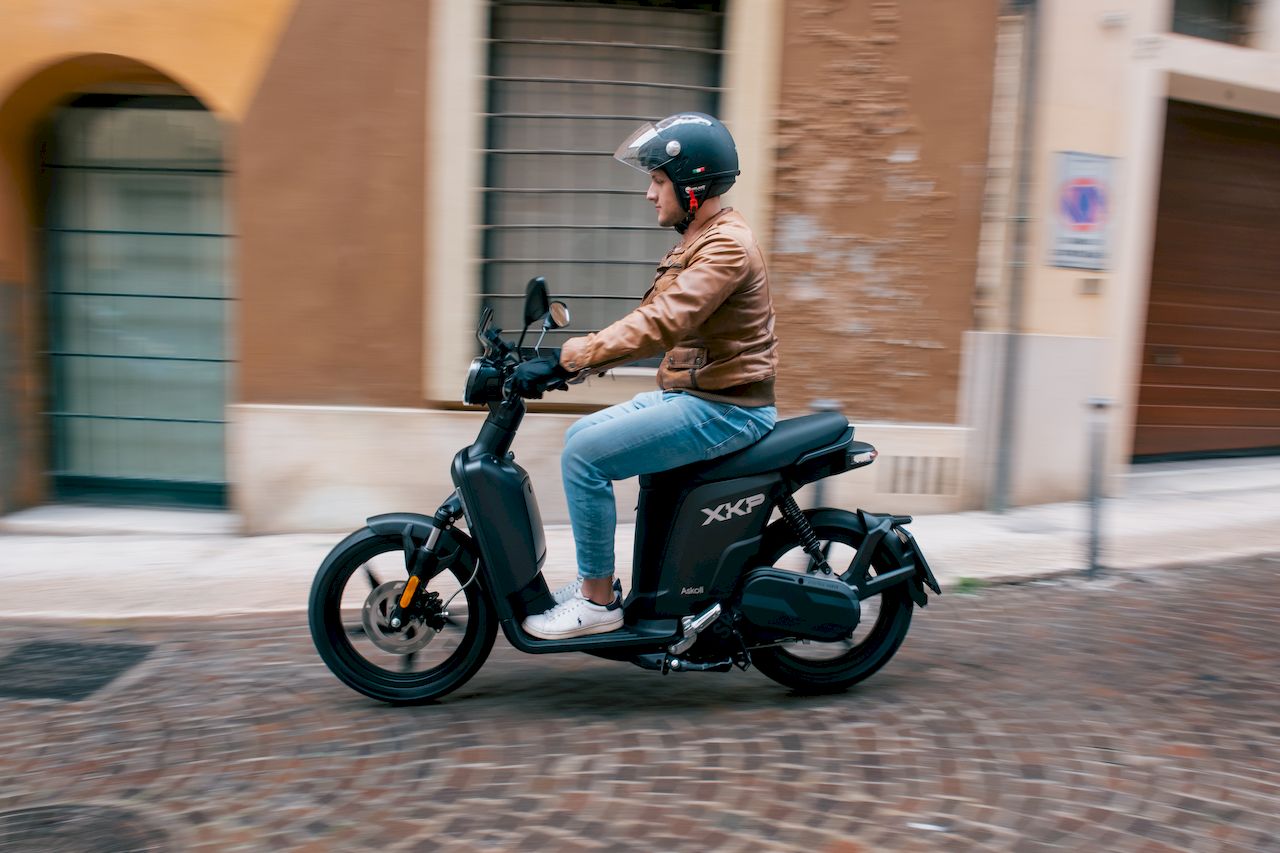 Ce petit scooter électrique, léger comme une plume et polyvalent, arrive en France