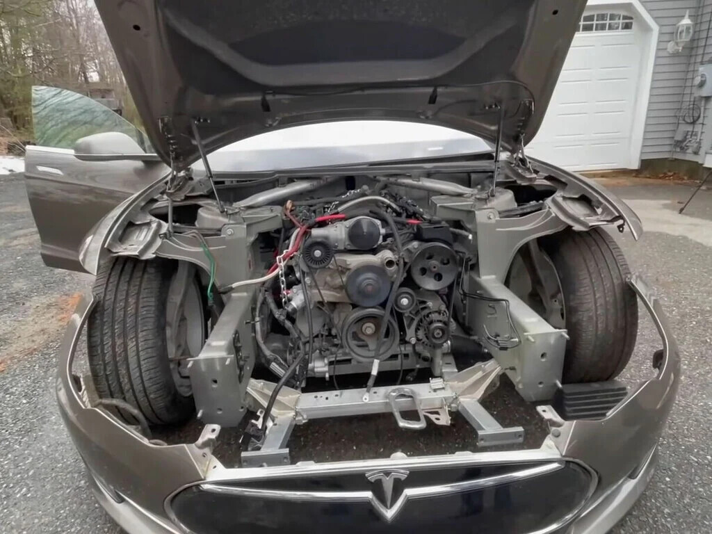 Voici pourquoi vous ne verrez jamais de Tesla avec un moteur thermique