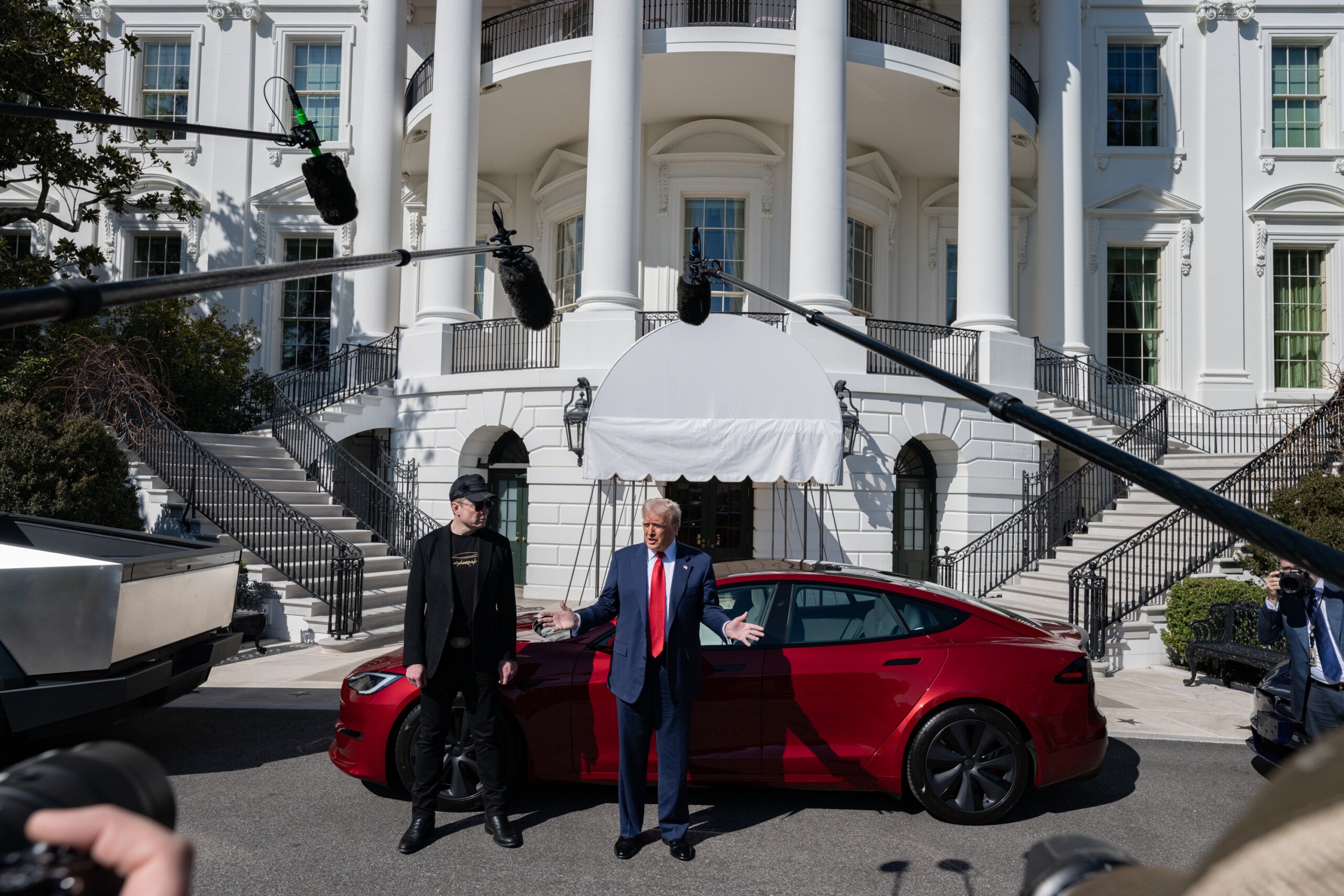 La Maison Blanche s’est transformée en concession Tesla : Donald Trump s’affiche avec sa nouvelle voiture électrique